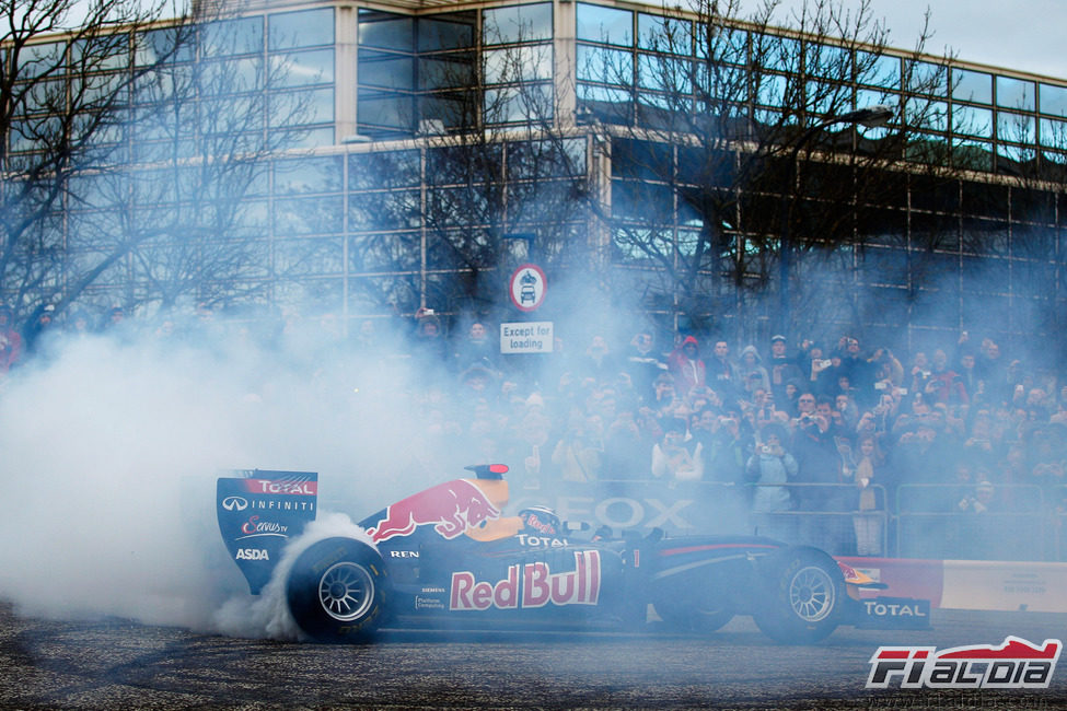 Vettel envuelto en humo en Milton Keynes