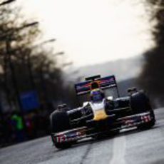 Mark Webber en la larga recta de la ciudad de Milton Keynes