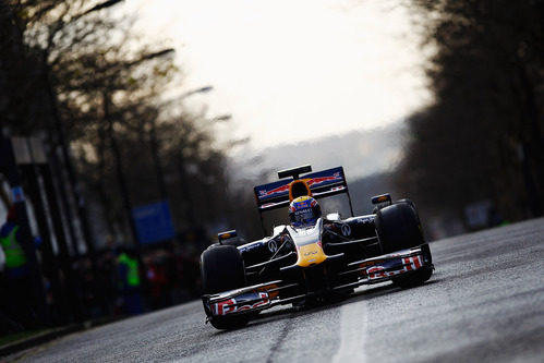 Mark Webber en la larga recta de la ciudad de Milton Keynes