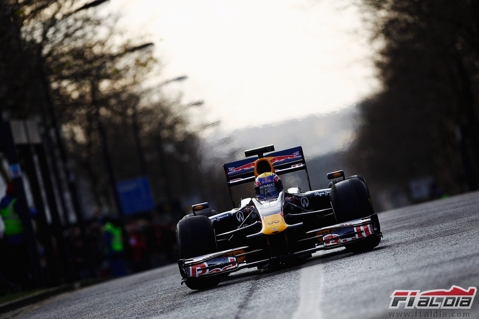 Mark Webber en la larga recta de la ciudad de Milton Keynes