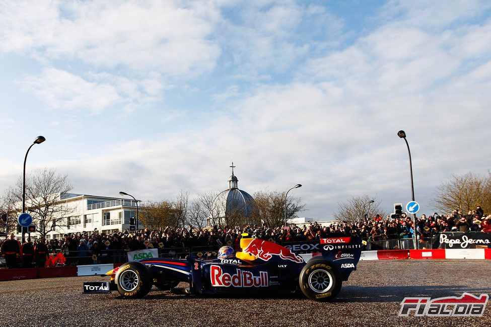 Muchos fans viendo a Mark Webber en la exhibición