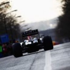 Webber rueda con el RB5 por Milton Keynes