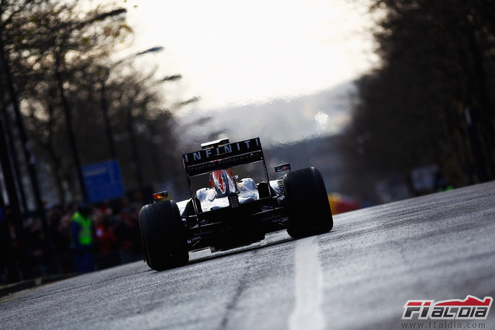 Webber rueda con el RB5 por Milton Keynes