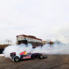 Sebastian Vettel quema rueda en la exhibición de Red Bull en Milton Keynes