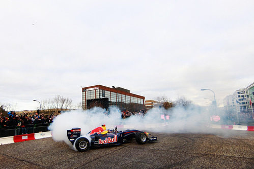 Sebastian Vettel quema rueda en la exhibición de Red Bull en Milton Keynes