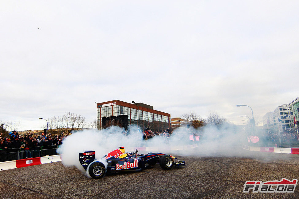 Sebastian Vettel quema rueda en la exhibición de Red Bull en Milton Keynes