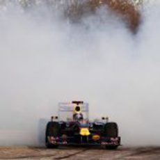 Tremenda humareda tras el coche de Vettel