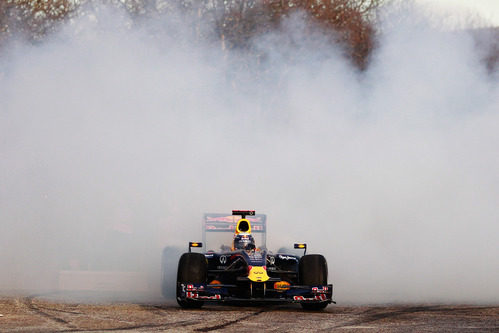 Tremenda humareda tras el coche de Vettel