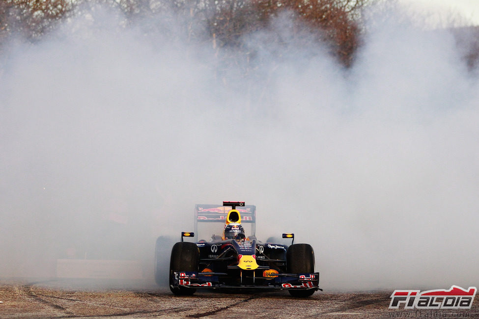 Tremenda humareda tras el coche de Vettel