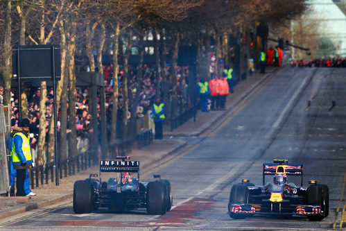 Vettel y Webber se cruzan en la "pista" de Milton Keynes