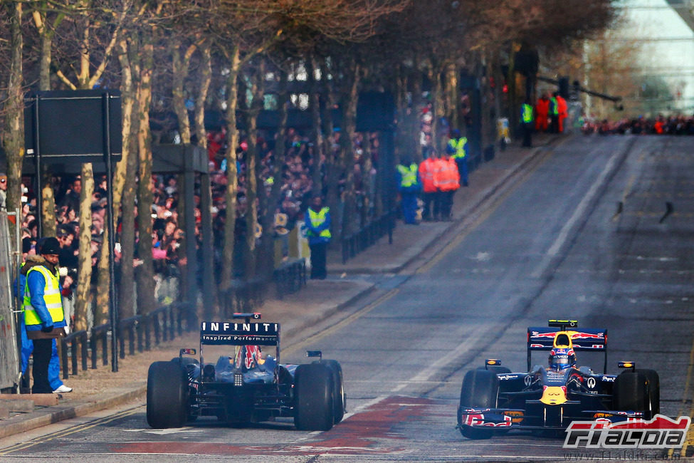 Vettel y Webber se cruzan en la "pista" de Milton Keynes