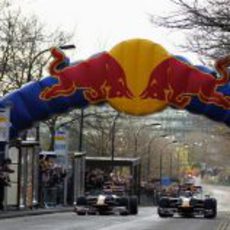 Webber y Vettel cruzan la "meta" en Milton Keynes