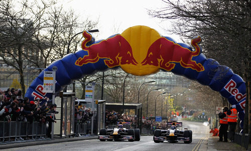 Webber y Vettel cruzan la "meta" en Milton Keynes