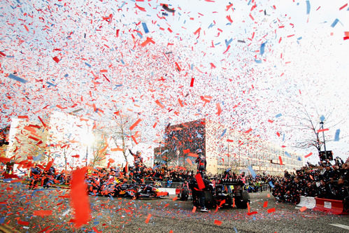 Miles de papelitos de colores para el fin de fiesta de Red Bull