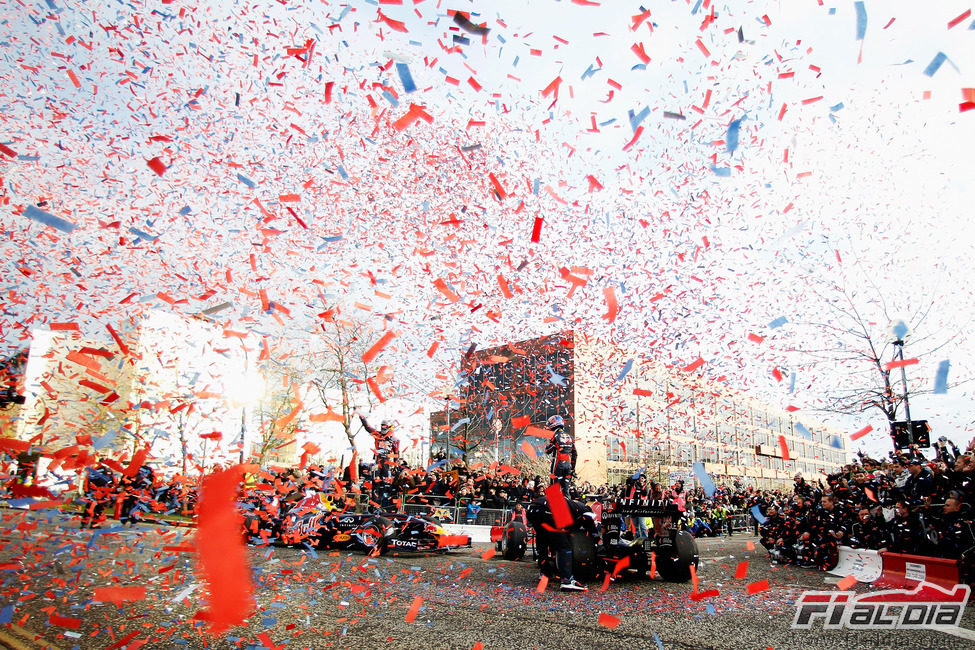 Miles de papelitos de colores para el fin de fiesta de Red Bull