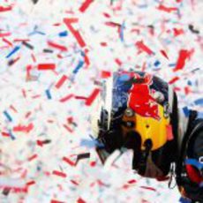 Un Vettel bicampeón del Mundo entregado a sus fans
