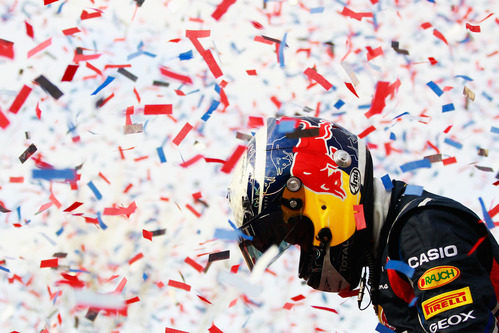 Un Vettel bicampeón del Mundo entregado a sus fans