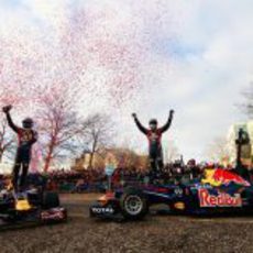 Mark Webber y Sebastian Vettel celebran los títulos de Red Bull en 2011