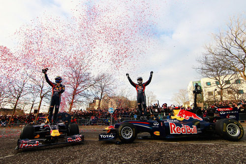 Mark Webber y Sebastian Vettel celebran los títulos de Red Bull en 2011