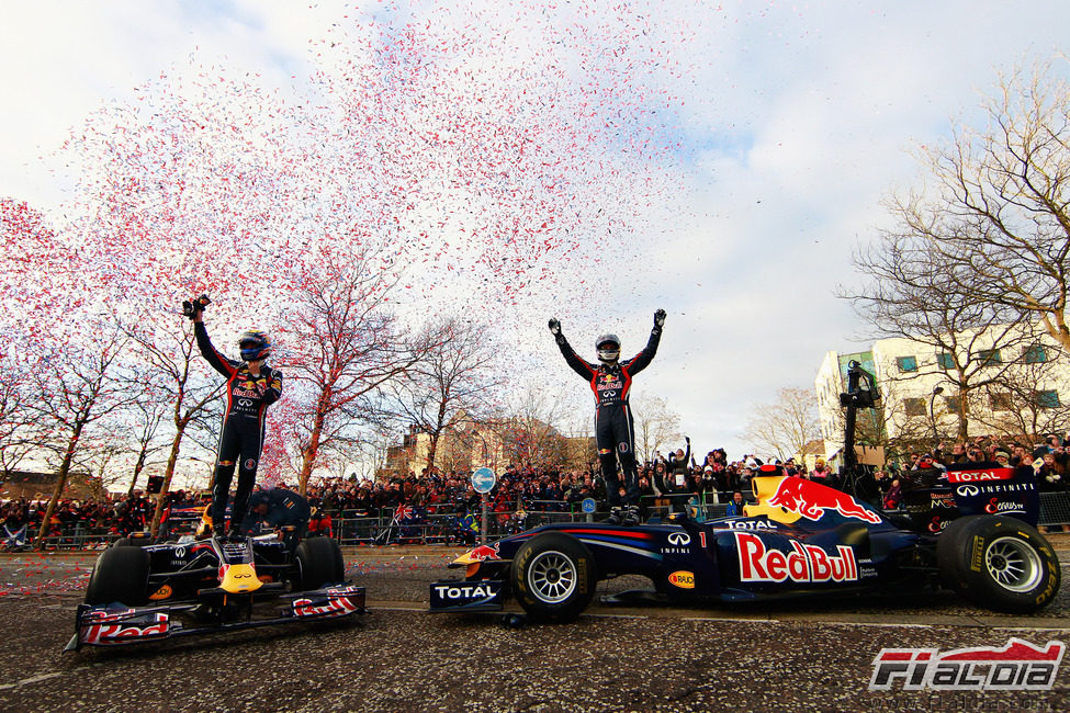 Mark Webber y Sebastian Vettel celebran los títulos de Red Bull en 2011