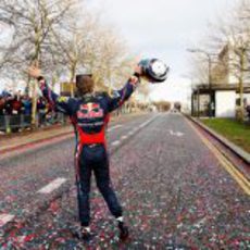 Sebastian Vettel ya sin el casco saluda a sus fans