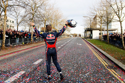 Sebastian Vettel ya sin el casco saluda a sus fans