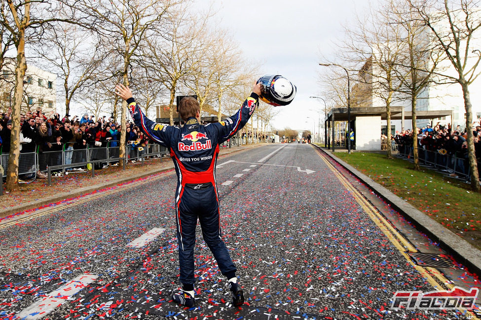 Sebastian Vettel ya sin el casco saluda a sus fans