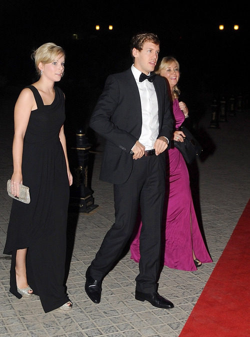 Sebastian Vettel, de traje, llega a la Gala de la FIA 2011