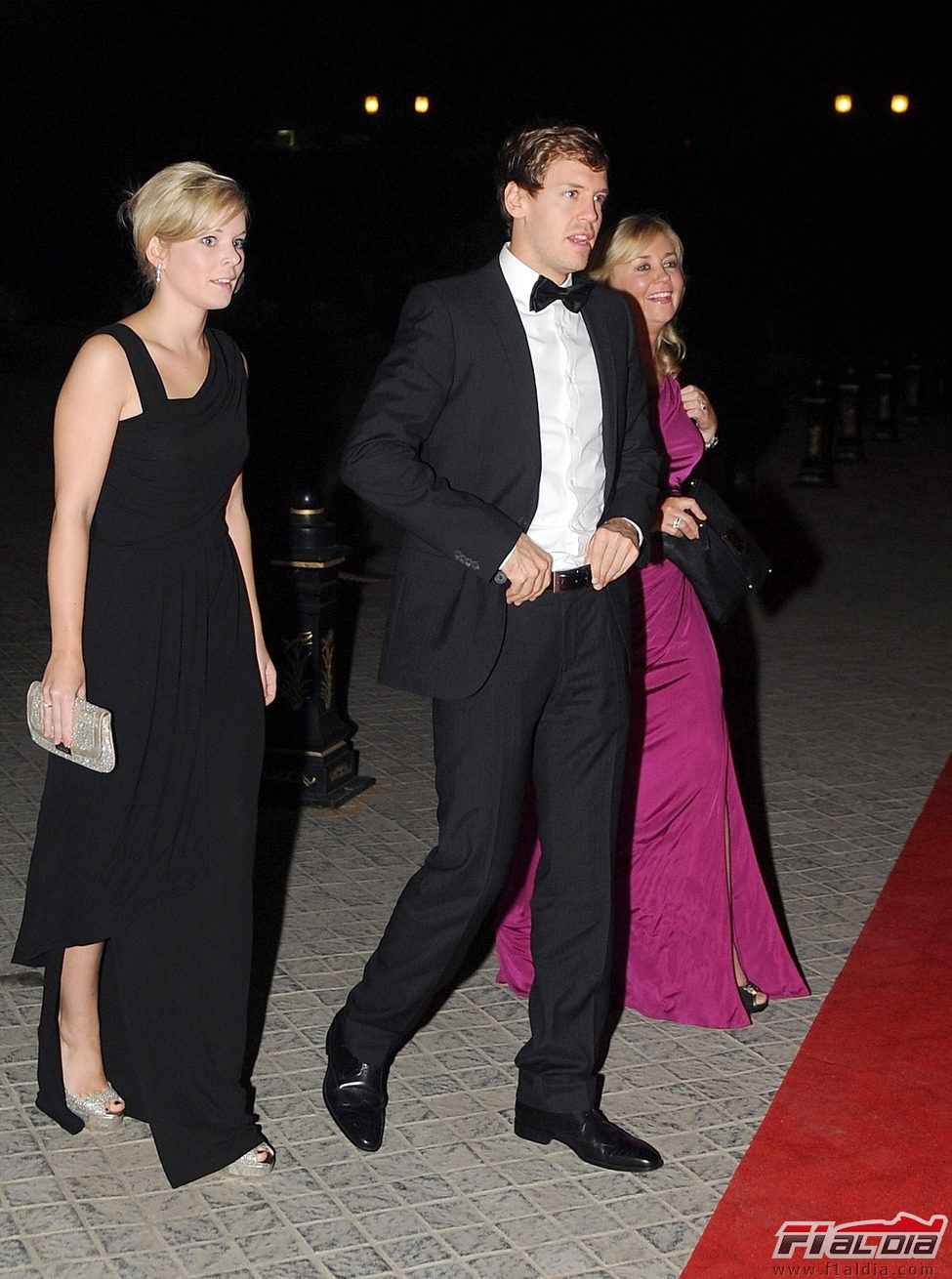 Sebastian Vettel, de traje, llega a la Gala de la FIA 2011