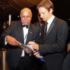 Jenson Button firma autógrafos a la entrada de la Gala de la FIA 2011