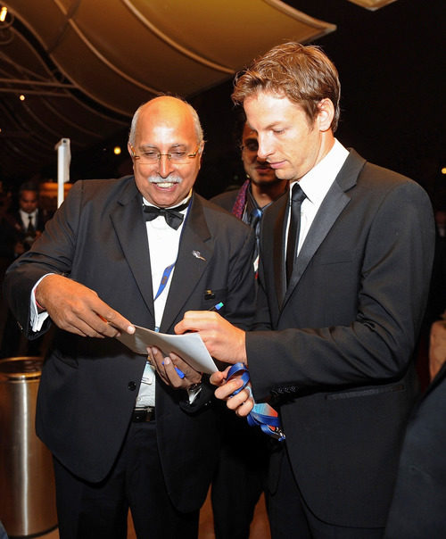 Jenson Button firma autógrafos a la entrada de la Gala de la FIA 2011