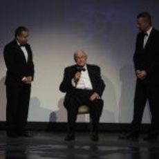 El profesor Sid Watkins recibió un premio a su carrera en la Gala de la FIA 2011