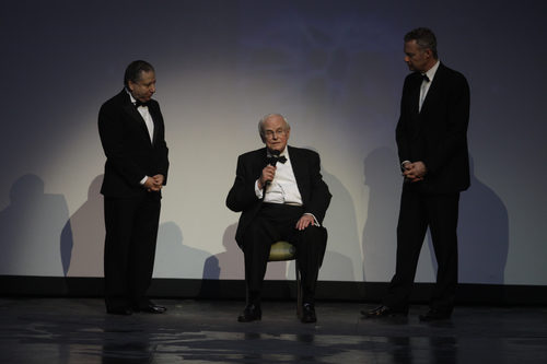 El profesor Sid Watkins recibió un premio a su carrera en la Gala de la FIA 2011