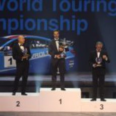 El podio del WTCC 2011 en la Gala de la FIA