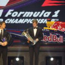 Sebastian Vettel observa su trofeo de Campeón del Mundo de F1 2011