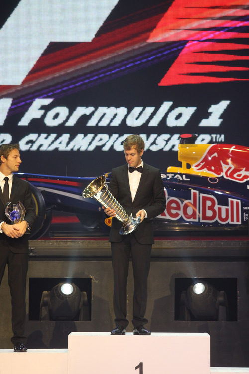 Sebastian Vettel observa su trofeo de Campeón del Mundo de F1 2011