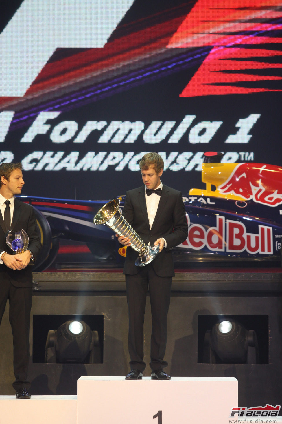 Sebastian Vettel observa su trofeo de Campeón del Mundo de F1 2011