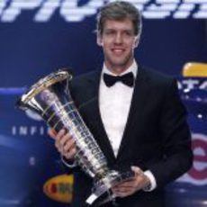 Sebastian Vettel con su trofeo de Campeón del Mundo de F1 2011