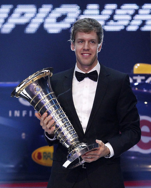 Sebastian Vettel con su trofeo de Campeón del Mundo de F1 2011