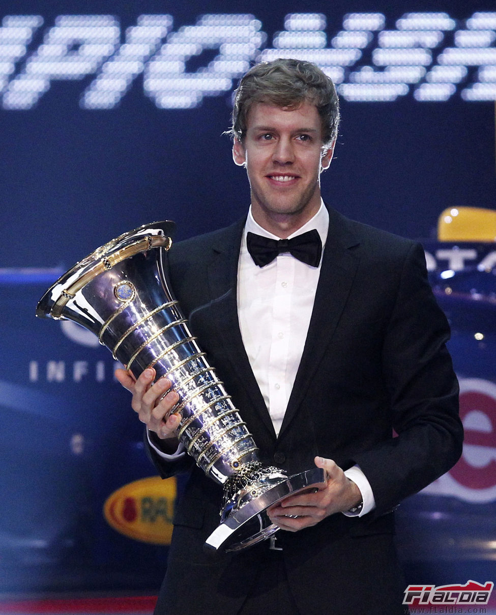 Sebastian Vettel con su trofeo de Campeón del Mundo de F1 2011