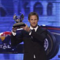 Jenson Button levanta su trofeo de subcampeón en la Gala de la FIA 2011