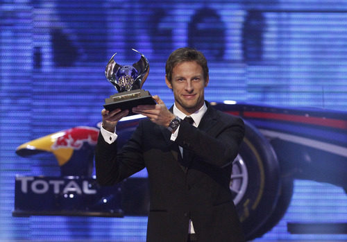 Jenson Button levanta su trofeo de subcampeón en la Gala de la FIA 2011