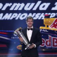 Sebastian Vettel sostiene su trofeo de Campeón en la Gala de la FIA 2011