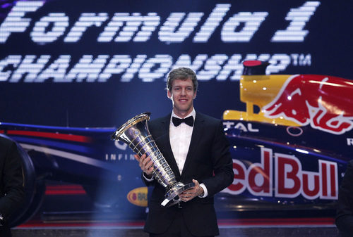 Sebastian Vettel sostiene su trofeo de Campeón en la Gala de la FIA 2011
