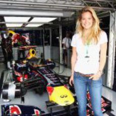 Bar Refaeli en el box de Red Bull en Brasil 2011