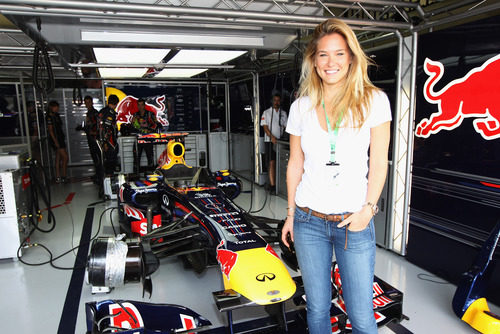 Bar Refaeli en el box de Red Bull en Brasil 2011