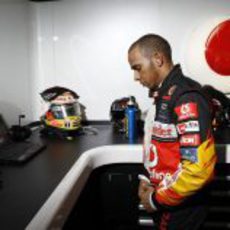 Lewis Hamilton en su box en el GP de Brasil 2011