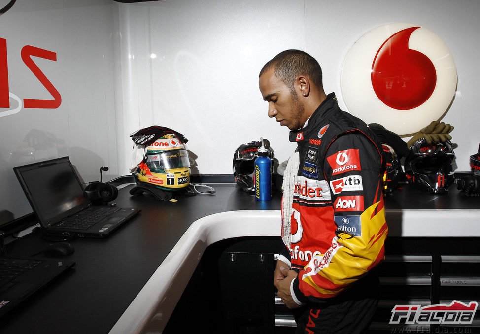 Lewis Hamilton en su box en el GP de Brasil 2011