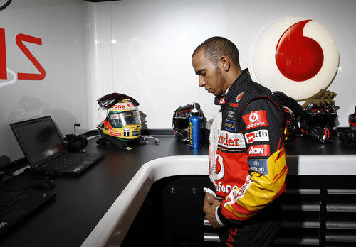 Lewis Hamilton en su box en el GP de Brasil 2011