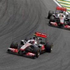 Jenson Button y Lewis Hamilton en la carrera de Interlagos 2011